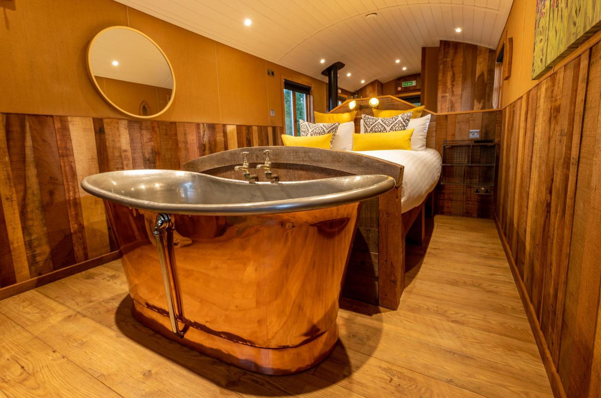 Ashwood Shepherd Hut -Ockeridge Rural Retreats Apartment วุร์สเตอร์ ภายนอก รูปภาพ